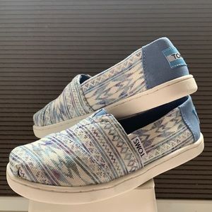 NWOT Toms tribal pattern in blues and green Shoes.